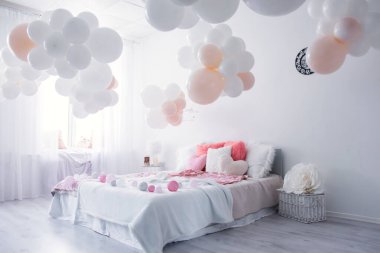 Sevgililer Günü tarzı yatak odası.