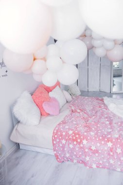 Sevgililer Günü tarzı yatak odası.