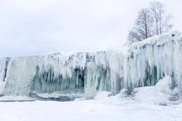 Эстонский Водопад Зимой — стоковое фото