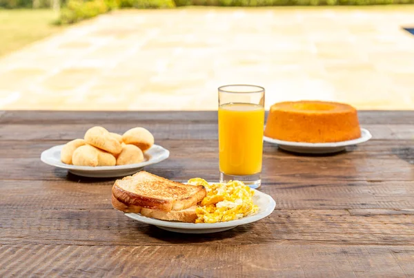 Υπέροχο Πρωινό Τοστ Και Αυγά Ένα Ποτήρι Χυμό Πορτοκαλιού Παπάγια — Φωτογραφία Αρχείου