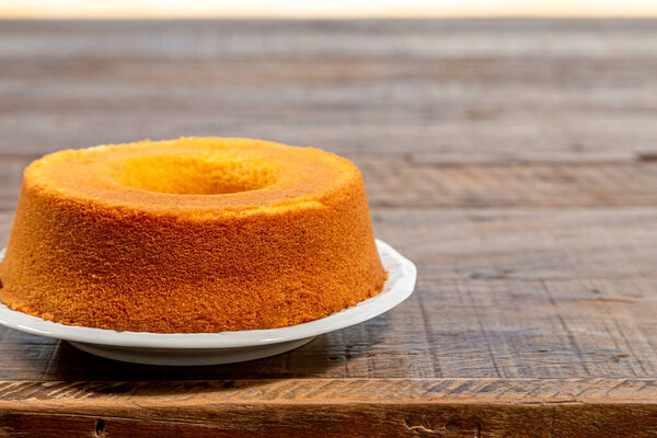 Кукурузный пирог на деревенском деревянном столе, вид снизу.