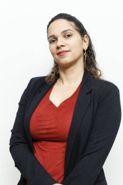 36 yaşında, profilli bir kadın kırmızı bluzlu ve siyah gömlekli.