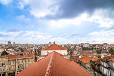 Kırmızı çatılı mavi gökyüzü, Portekiz 'de Porto şehri.