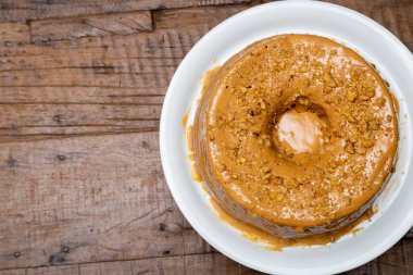 Cevizli kek en üstte. Tahta masada..