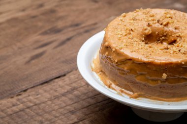 Dulce de leche fındıktaki kekin üstüne düşüyor..