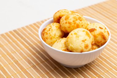 Tahta masada beyaz havluyla peynirli ekmek..