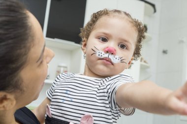 Paskalya tavşanı resimli çocuk paskalya yumurtasını soruyor..