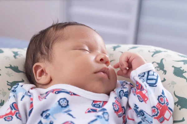 Babysonntag Auf Kissen Und Mit Licht Gesicht Schließen — Stockfoto