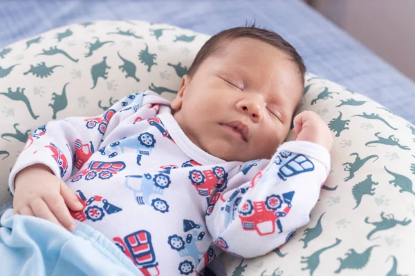 Baby Slapen Met Arm Buik Met Bovenaanzicht — Stockfoto