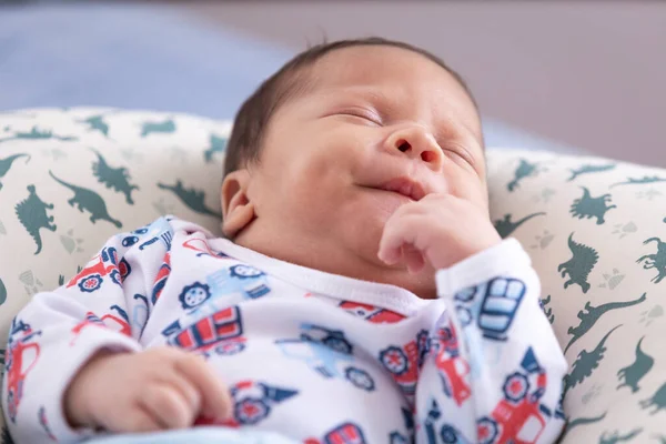 Bebe Con Pico Con Mano Boca — Foto de Stock