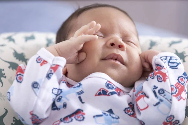 Baby Träumt Bett Mit Einem Süßen Lächeln Und Einer Hand — Stockfoto