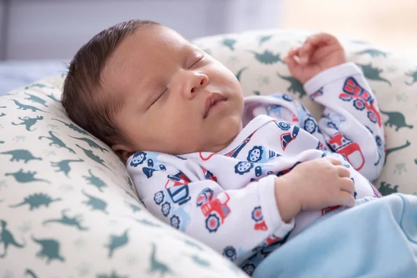 Baby Entspannt Bett Schlafend Und Mit Erhobenem Arm — Stockfoto