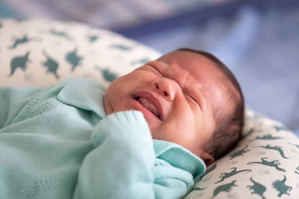 Baby Mit Koliken Bett — Stockfoto