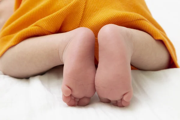 Nahaufnahme Der Füße Eines Babys Auf Dem Bett — Stockfoto