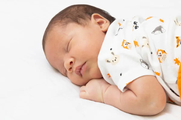 Baby Schläft Mit Den Armen Unterm Kopf Bett — Stockfoto