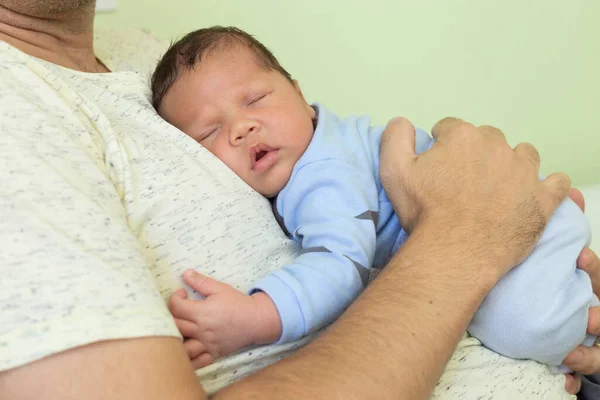 Baby Sova Mycket Avslappnad Blå Kläder Knät Årig Man — Stockfoto