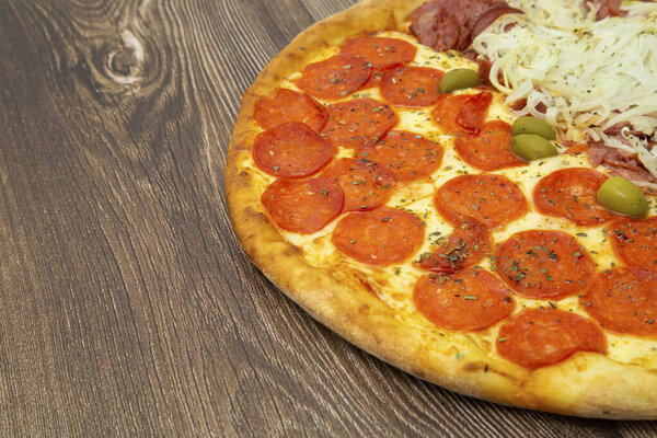 Fabmetade peperoni com espao para texto. Em mesa de mado.