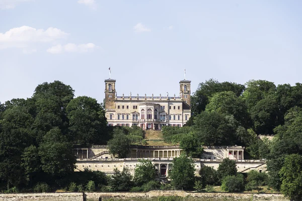 Majestoso castelo alemão velho na colina na floresta de verão . — Fotografia de Stock