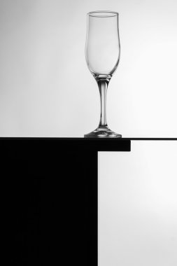 Bir tabloda boş bardağı ile siyah ve beyaz kompozisyon.