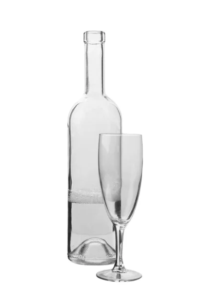 Bottiglia mezza riempita d'acqua, bicchiere vuoto su fondo bianco . — Foto Stock