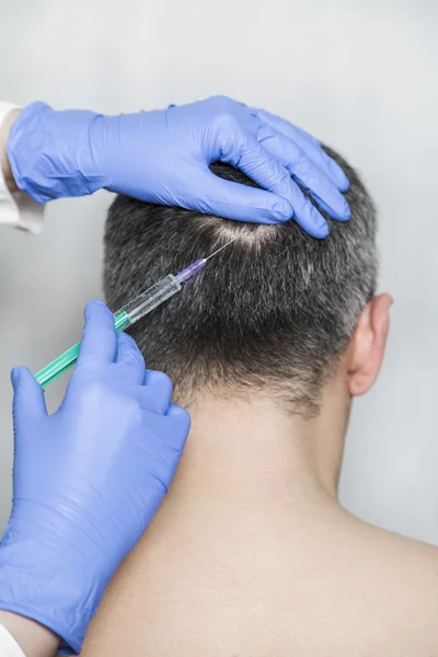 Medico estetista fa iniezioni di bellezza testa al paziente maschio — Foto Stock