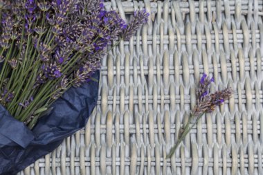 Mor lavanta Hasır arka plan kağıda sarılı buket