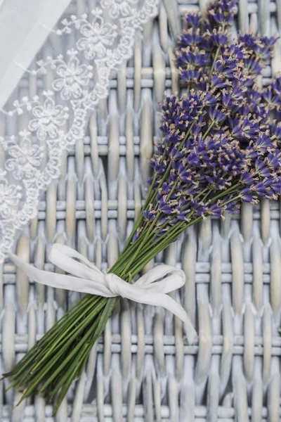 라벤더 꽃다발과 화이트 레이스 고리 버들 세공 배경 수 제 직물 — 스톡 사진