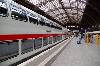 Almanya 'daki tren istasyonunda iki renkli tren.