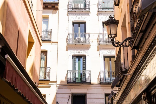 Gamla historiska hus med fönster, balkonger och gatubelysning i Madrid — Stockfoto