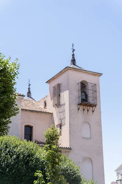 Régi fehér spanyol katolikus templom templomharanggal Madridban a napos nyári napon — Stock Fotó