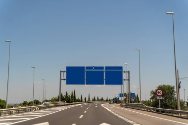 Trafik işaretleri ve açık gökyüzü olan İspanyol otoyolu