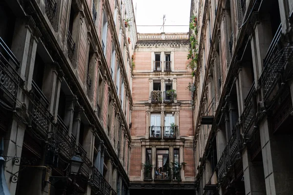 Gamla historiska hus med fönster, balkonger och gatubelysning i Barcelona — Stockfoto