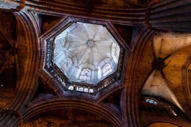 Barselona 'da çatısı olan eski ortaçağ İspanyol Katolik kilisesi.