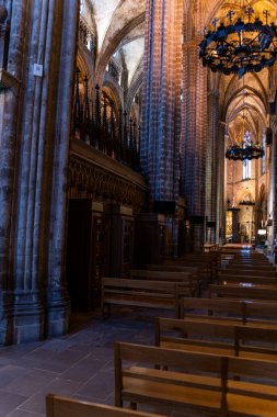 Barselona 'da çatısı olan eski ortaçağ İspanyol Katolik kilisesi.