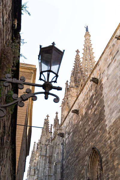 Régi spanyol katolikus templom templomharanggal és utcai lámpával Barcelonában — Stock Fotó