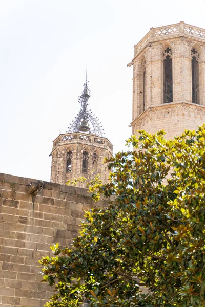 Gamla vita spanska katolska kyrkan med kyrkklocka i Barcelona på solig dag — Stockfoto