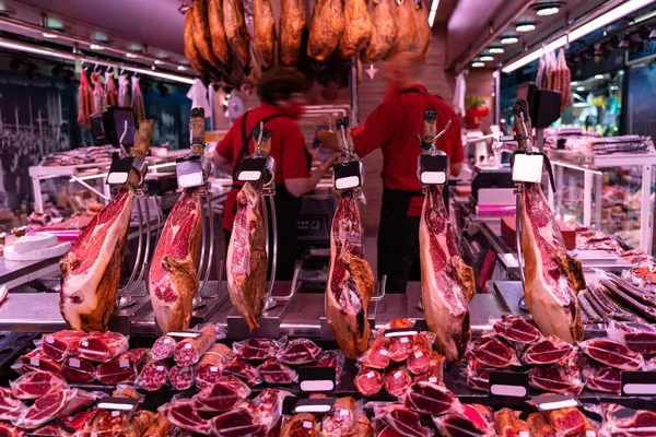 Gran variedad de jamón tradicional español en carnicería en un mercado —  Fotos de Stock