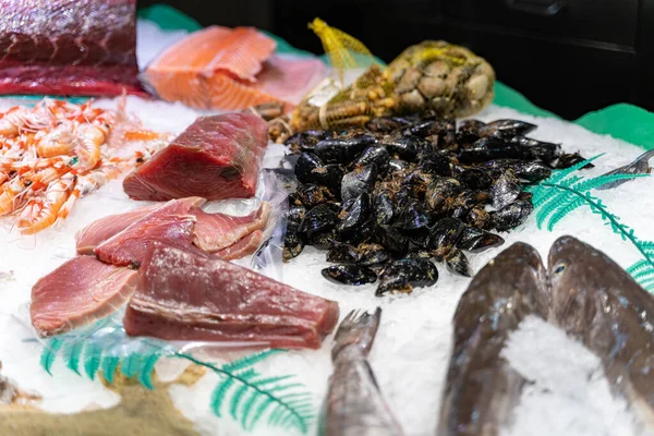 Diferentes tipos de peces, cangrejos de río, cangrejos, moluscos, artrópodos en el mercado de pescado —  Fotos de Stock