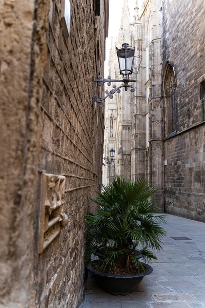 Gamla spanska katolska kyrkan med kyrkklocka och gatubelysning i Barcelona — Stockfoto