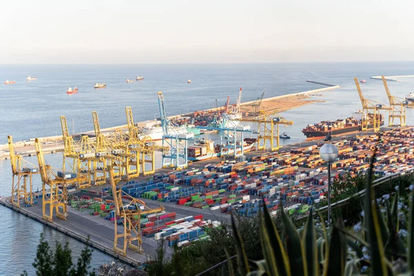 Повітряний вид на морський вантажний порт з контейнерами, краном і кораблями в Барселоні. — стокове фото