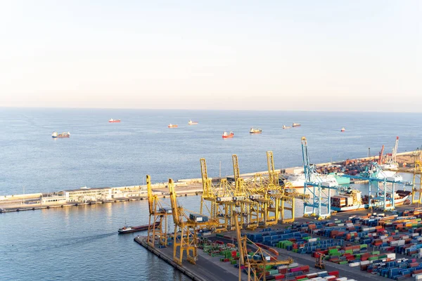Vista aérea a un puerto de carga marítima con contenedores, grúas y barcos en Barcelona —  Fotos de Stock