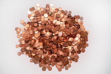 Beyaz arka planda birbirinin üzerine bir sürü küçük euro sikkesi