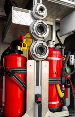 En son turuncu yangın söndürme hortumlarıyla donatılmış itfaiye aracı.