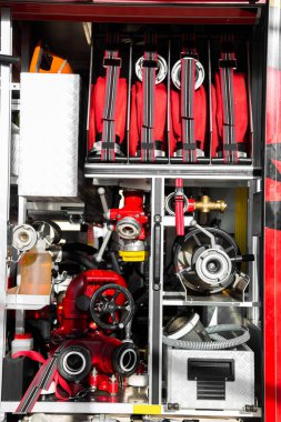 En son turuncu yangın söndürme hortumlarıyla donatılmış itfaiye aracı.