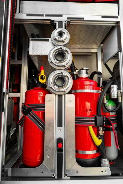 Ciężarówka strażacka wyposażona w najnowsze pomarańczowe węże gaśnicze — Zdjęcie stockowe