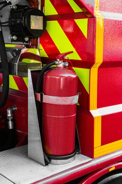 Пожарная машина оснащена новейшими оранжевыми пожарными шлангами — стоковое фото