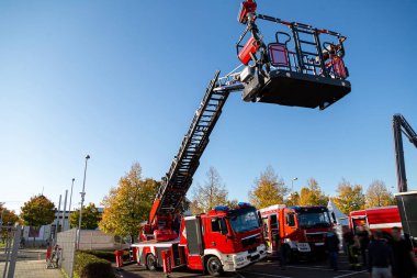 Kurtarma operasyonları için en son ekipmanlarla donatılmış modern itfaiye aracı.