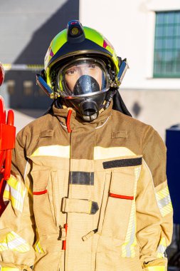 Erkek manken itfaiyeci üniforması giyiyor.