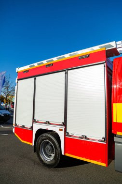 Kurtarma operasyonları için en son ekipmanlarla donatılmış modern itfaiye aracı.