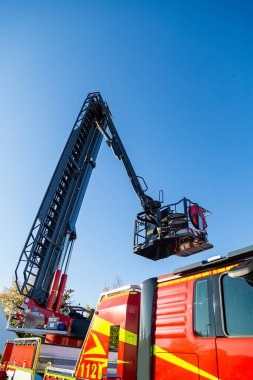Kurtarma operasyonları için en son ekipmanlarla donatılmış modern itfaiye aracı.
